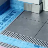 Systemowa hydroizolacja łazienki z płynną papą Botament, gotowa pod płytki.