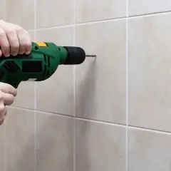 Precyzyjne wiercenie w płytkach ceramicznych za pomocą wiertarki.