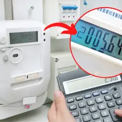 Jak odczytać licznik prądu? Cyfrowy licznik pokazuje 2005.649 kWh. Kalkulator obok sugeruje obliczenia.
