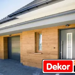 Nowoczesna elewacja z efektem deski, która nadaje domowi ciepły i naturalny wygląd.