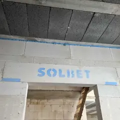 Piana montażowa tworzy dylatację między betonowymi stropami a ścianą z bloczków SOLBET.