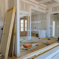 Wnętrze w budowie, drzwi, materiały budowlane, narzędzia. Zgodnie z art. 29 prawo budowlane, trwa remont.