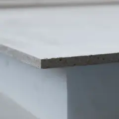 Szara płyta mgo, widoczna z boku, z widoczną teksturą materiału.