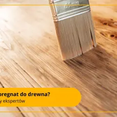Pędzel nakłada impregnat na drewno. Dowiedz się, czym zabezpieczyć drewno, by służyło latami.