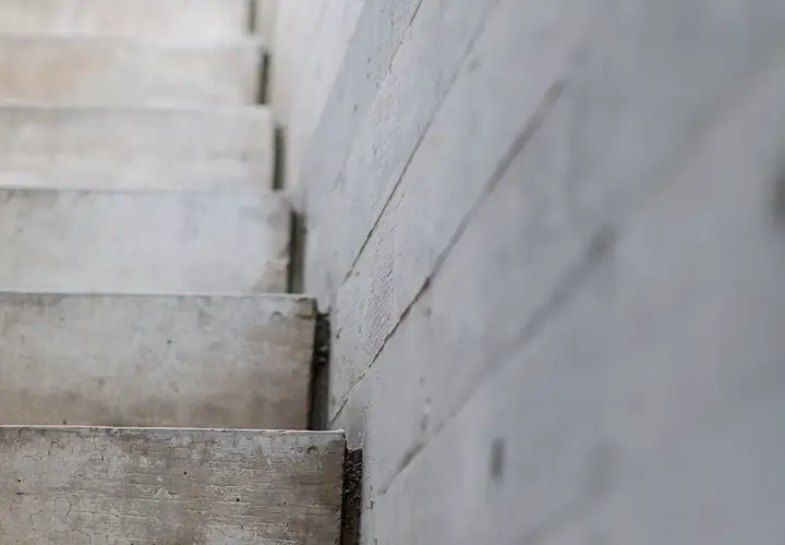 Jaki beton na schody wewnętrzne? Sprawdź najlepsze opcje i porady
