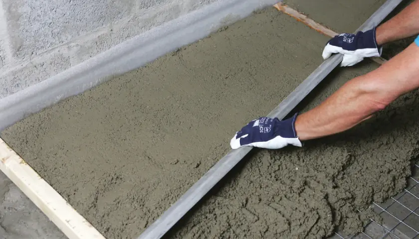 Równanie świeżego betonu na podłodze. Sprawdź atrakcyjną styrobeton cenę za m2 dla Twojego projektu budowlanego.