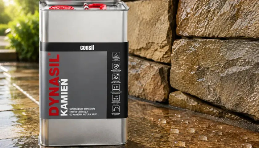 Metalowy kanister z napisem "Dynasil Kamień" obok mokrej kamiennej ściany. To nowoczesny impregnat hydrofobizujący do kamienia naturalnego.