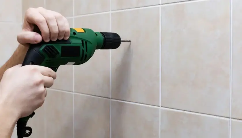 Precyzyjne wiercenie w płytkach ceramicznych za pomocą wiertarki.