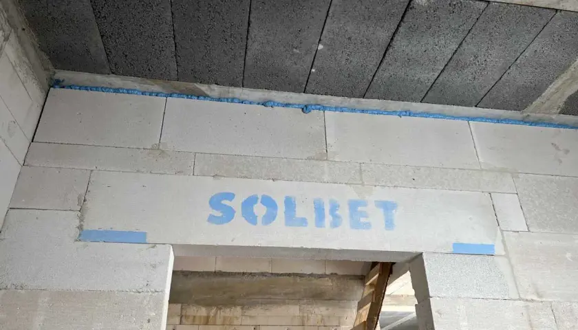 Piana montażowa tworzy dylatację między betonowymi stropami a ścianą z bloczków SOLBET.