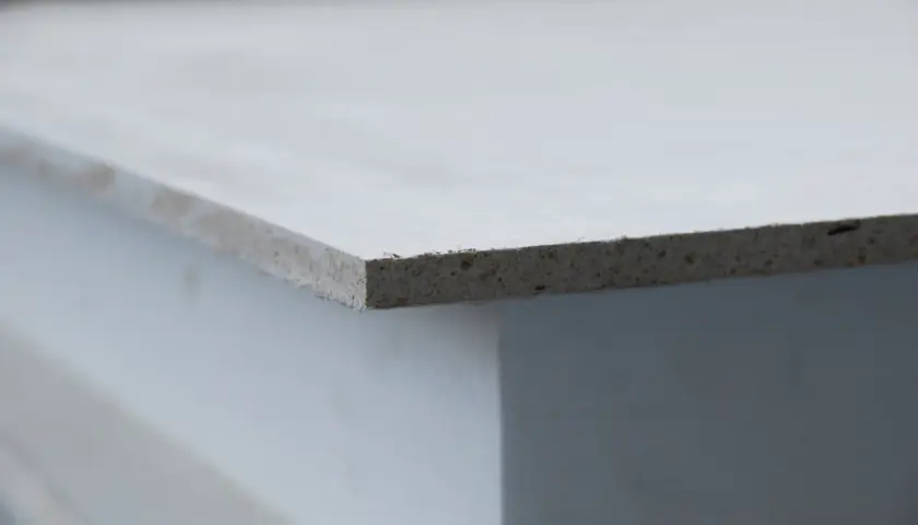 Szara płyta mgo, widoczna z boku, z widoczną teksturą materiału.