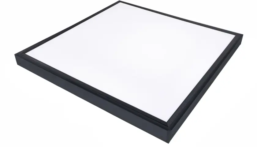 Nowoczesny, kwadratowy kaseton LED z czarną ramką, idealny do biura lub domu.