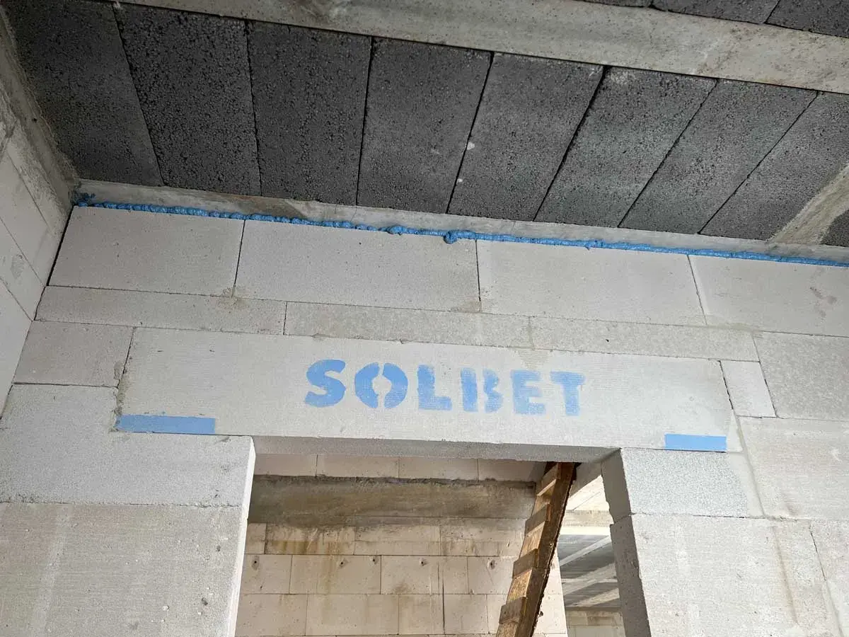 Piana montażowa tworzy dylatację między betonowymi stropami a ścianą z bloczków SOLBET.
